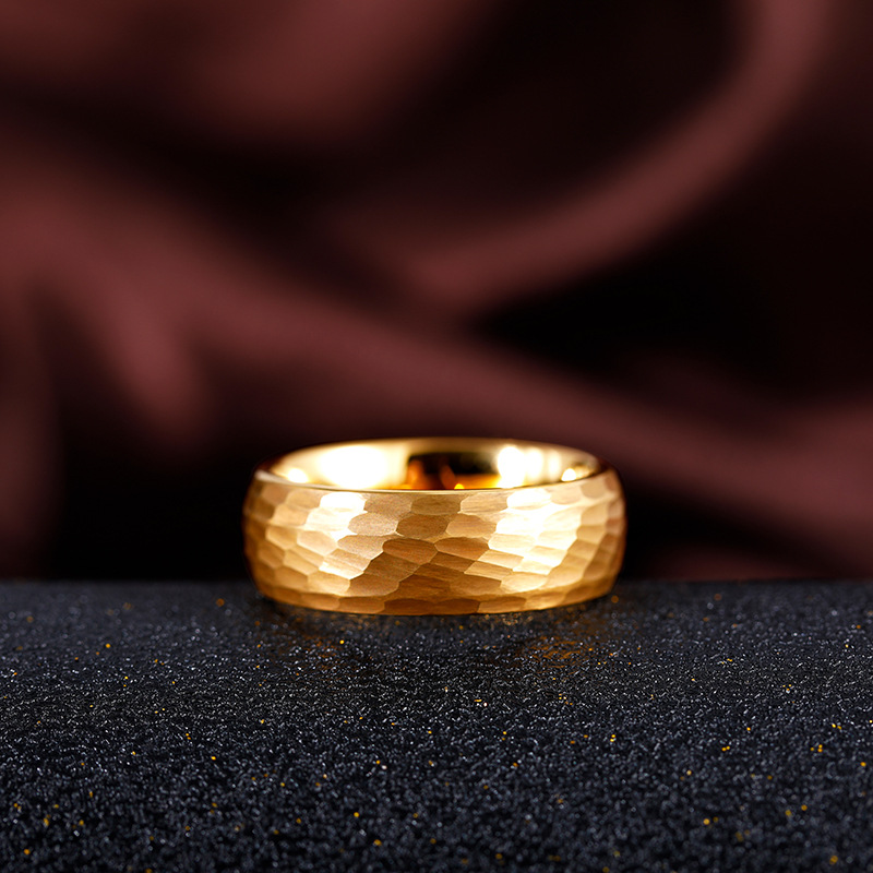 Hammered Multi-faceted Titaniu - Initial Ring Custom recension och pris